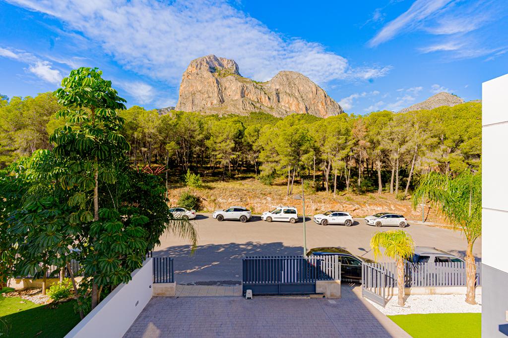 Modern 5-bedroom villa for sale with panoramic views in Altos de Polop