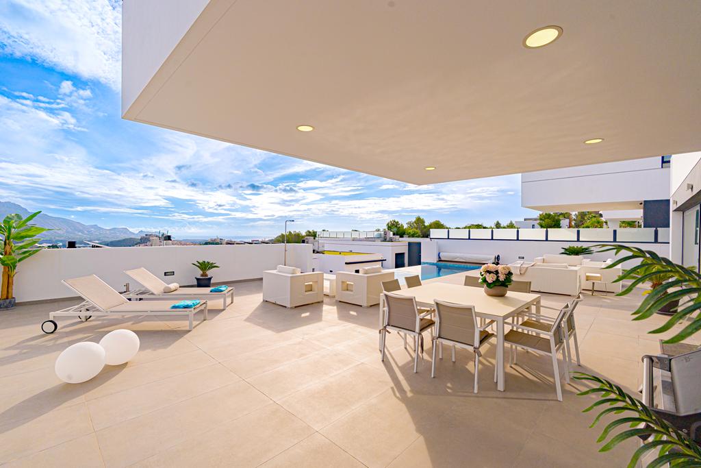 Modern 5-bedroom villa for sale with panoramic views in Altos de Polop