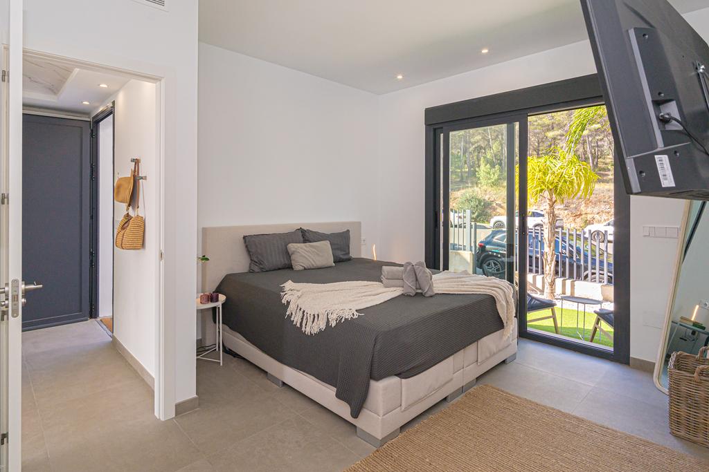 Modern 5-bedroom villa for sale with panoramic views in Altos de Polop