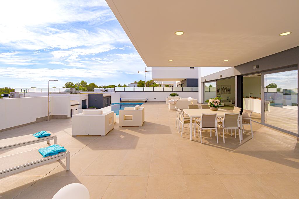 Modern 5-bedroom villa for sale with panoramic views in Altos de Polop