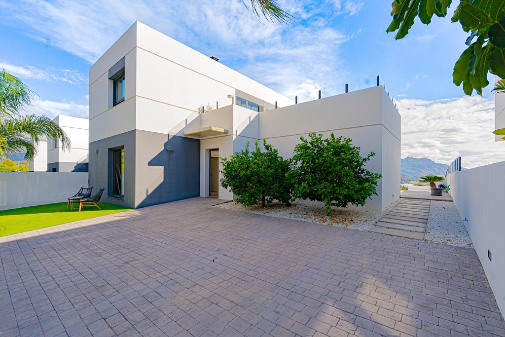 Modern 5-bedroom villa for sale with panoramic views in Altos de Polop