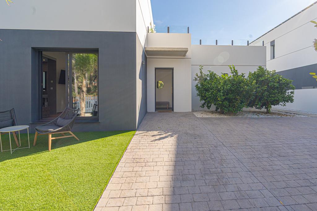 Modern 5-bedroom villa for sale with panoramic views in Altos de Polop