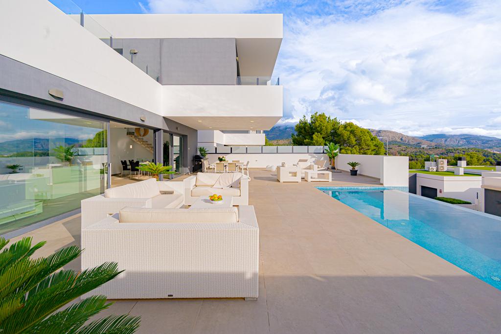 Modern 5-bedroom villa for sale with panoramic views in Altos de Polop