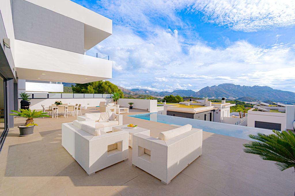 Modern 5-bedroom villa for sale with panoramic views in Altos de Polop