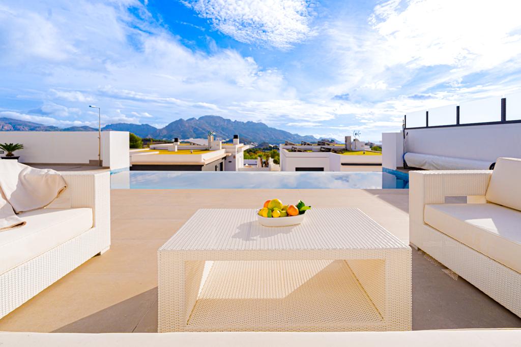Modern 5-bedroom villa for sale with panoramic views in Altos de Polop