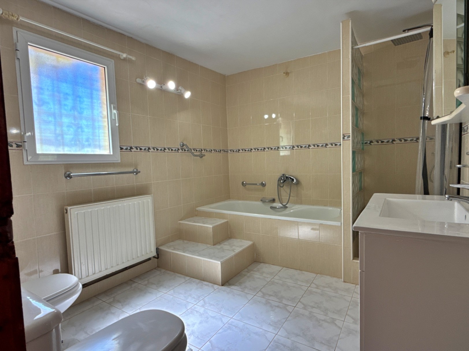 Villa with a spacious garden for sale in Calpe