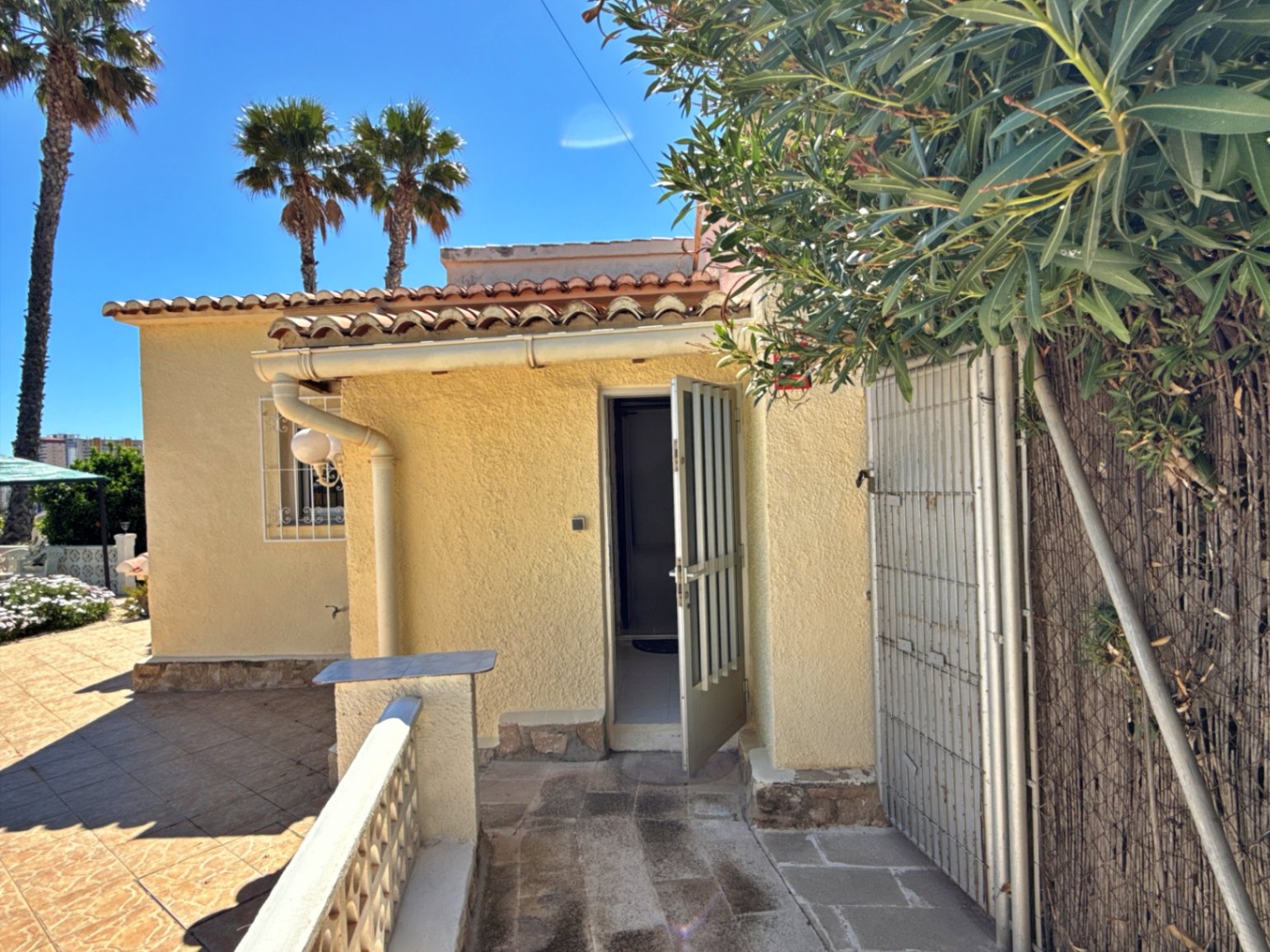 Villa with a spacious garden for sale in Calpe