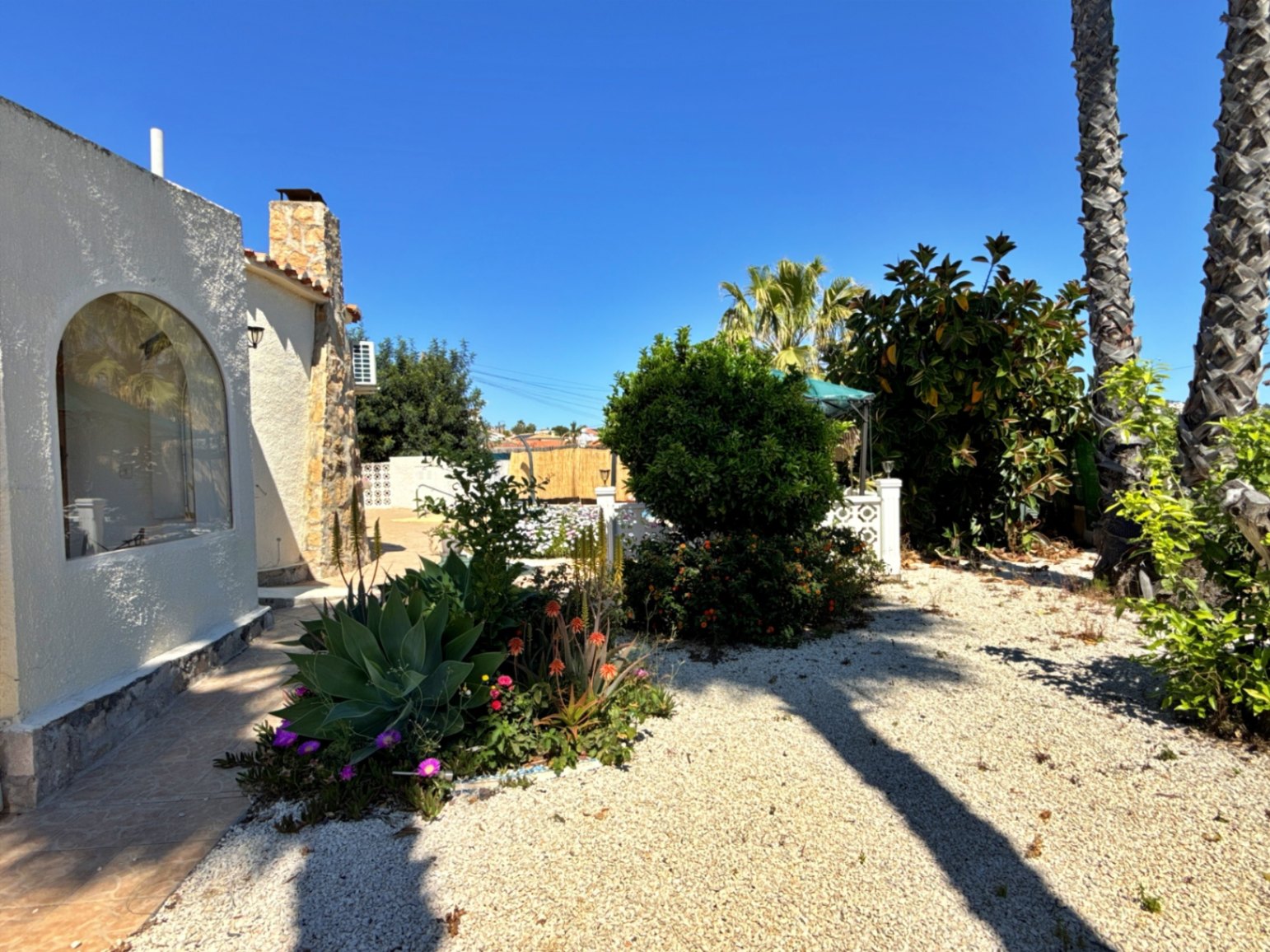 Villa with a spacious garden for sale in Calpe