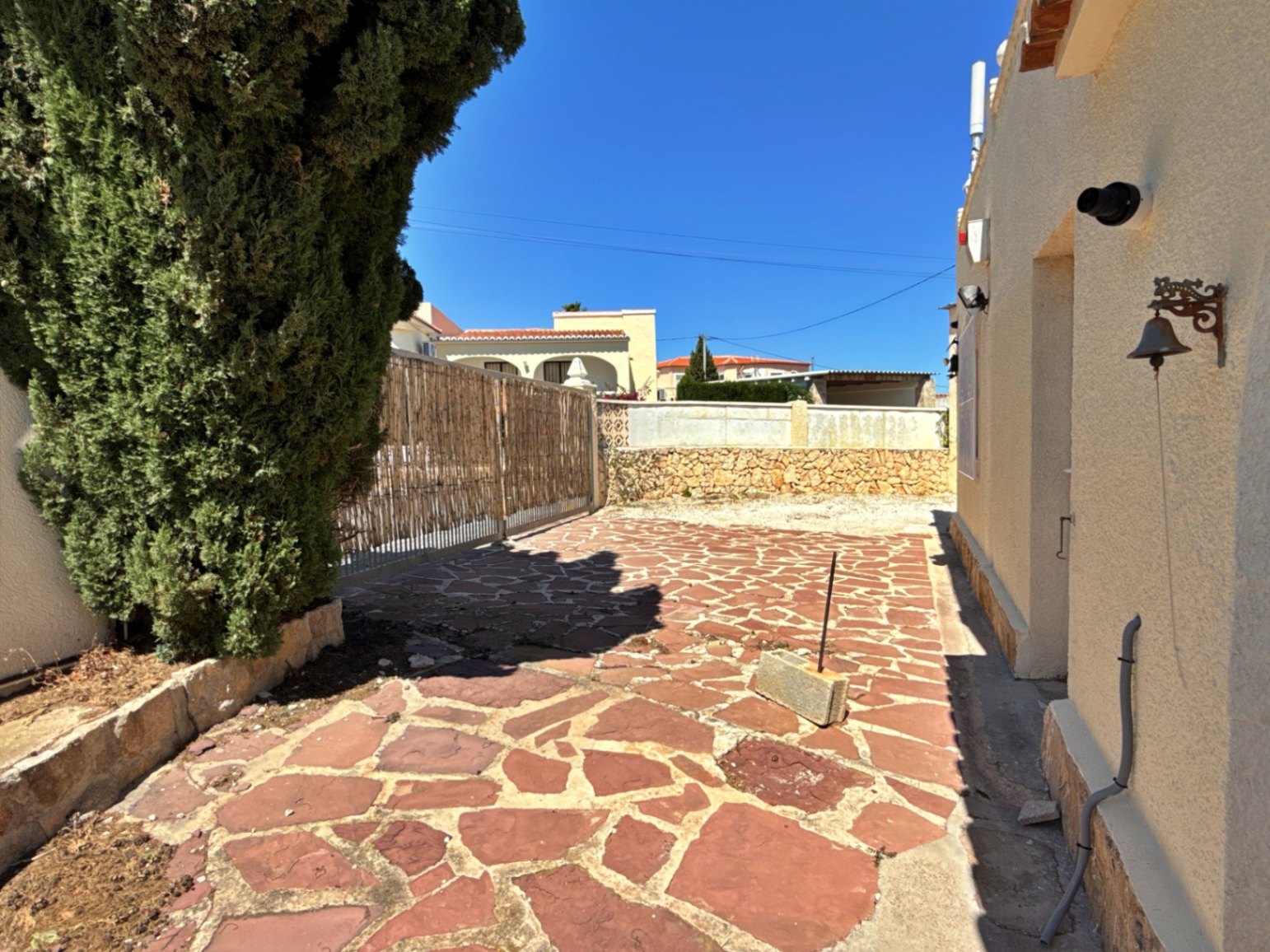 Villa with a spacious garden for sale in Calpe