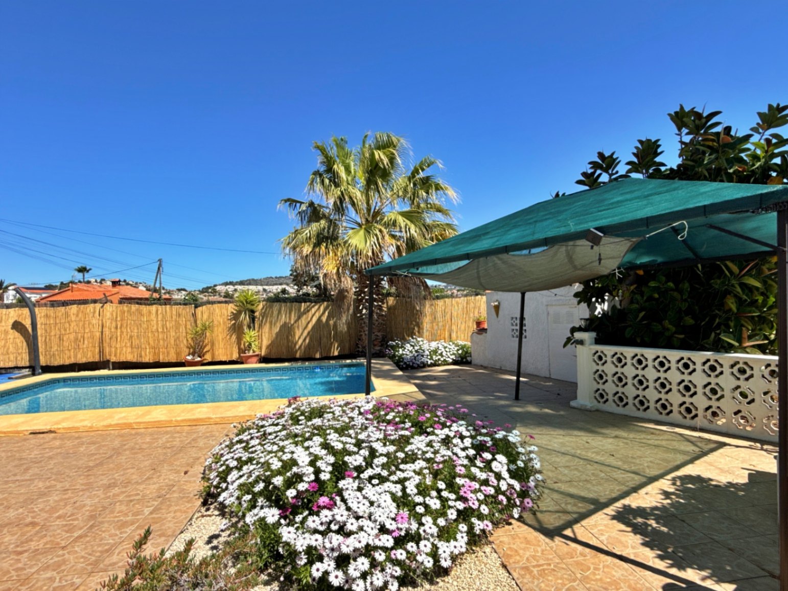 Villa with a spacious garden for sale in Calpe
