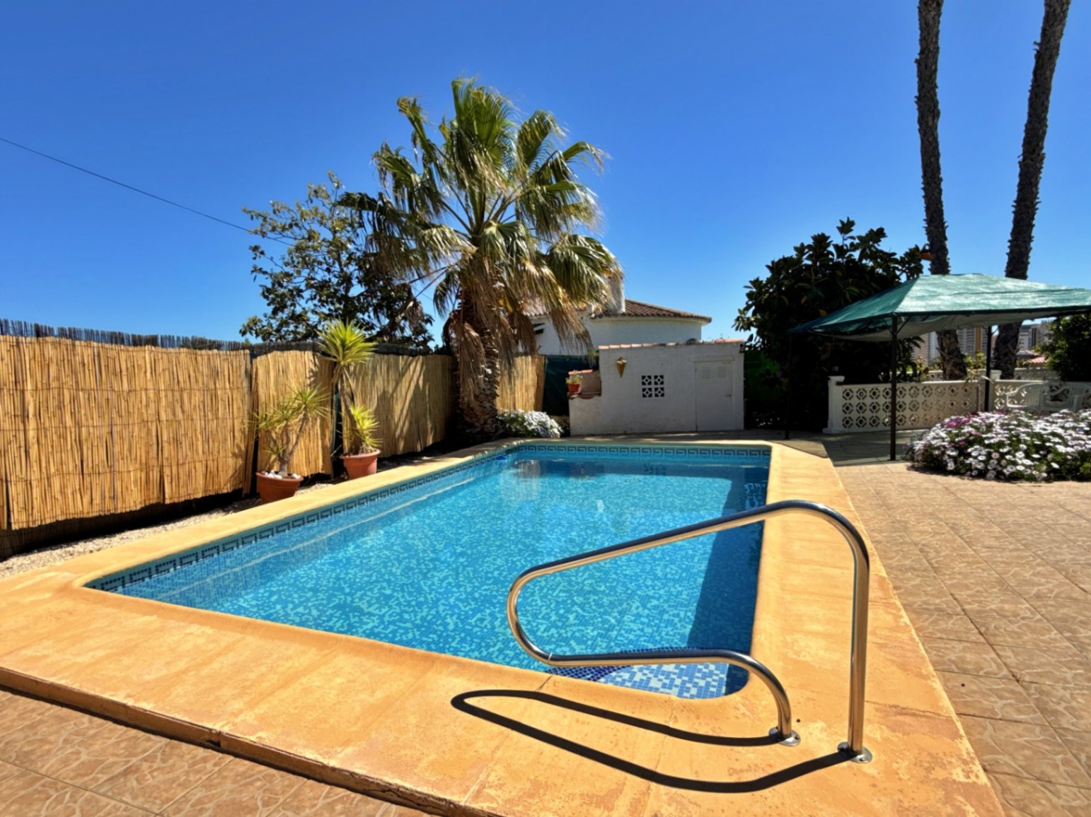 Villa with a spacious garden for sale in Calpe