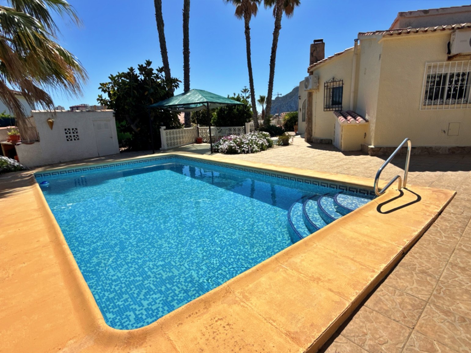 Villa with a spacious garden for sale in Calpe