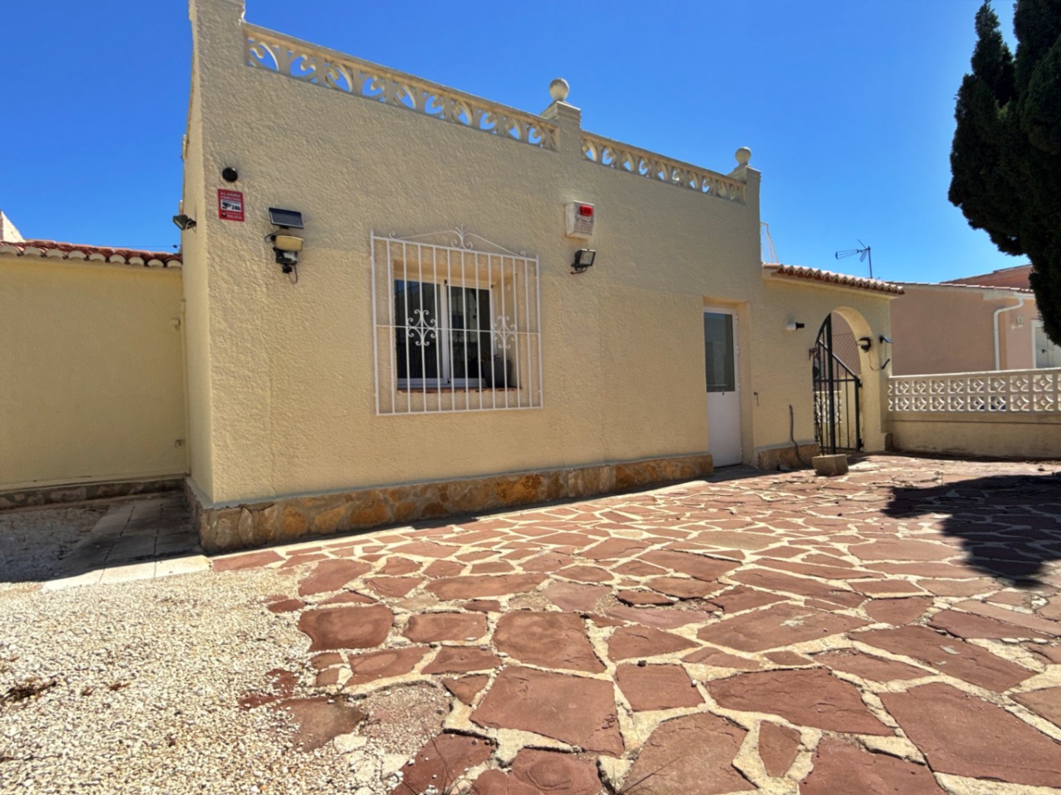 Villa with a spacious garden for sale in Calpe