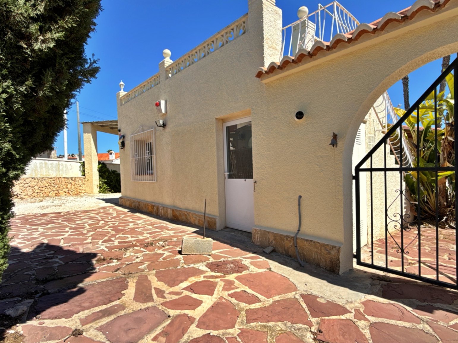 Villa with a spacious garden for sale in Calpe
