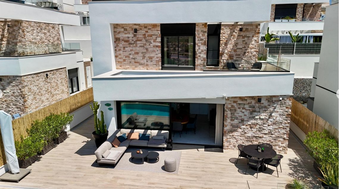Luxury 3-bedroom villa with panoramic views and swimming pool