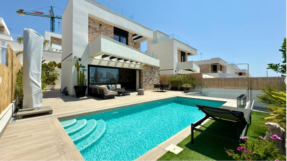 Luxury 3-bedroom villa with panoramic views and swimming pool