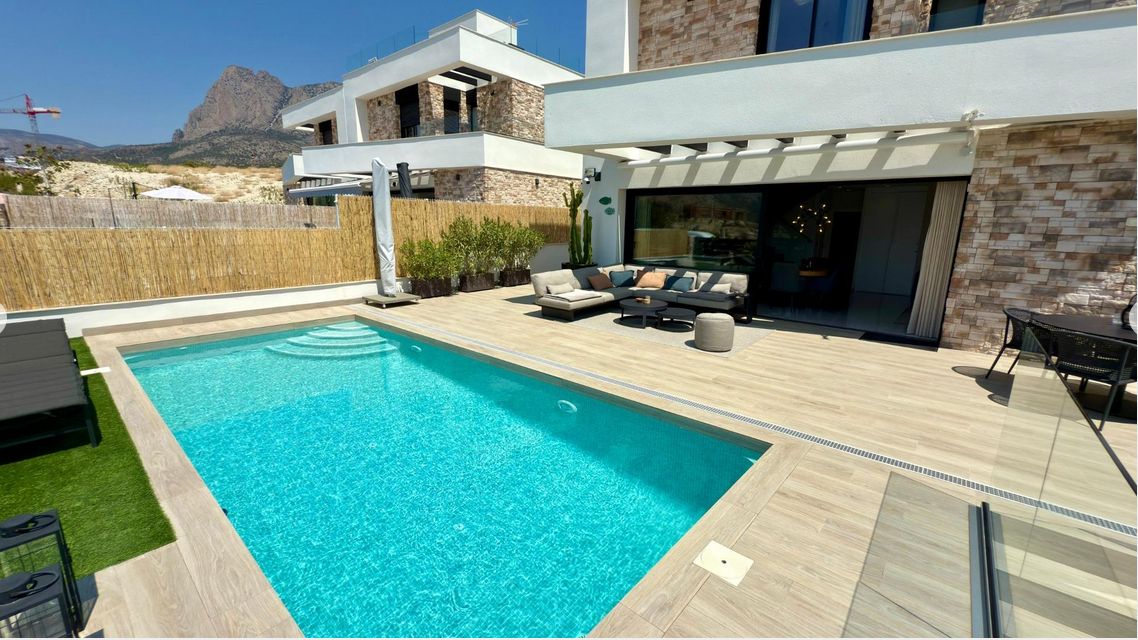 Luxury 3-bedroom villa with panoramic views and swimming pool