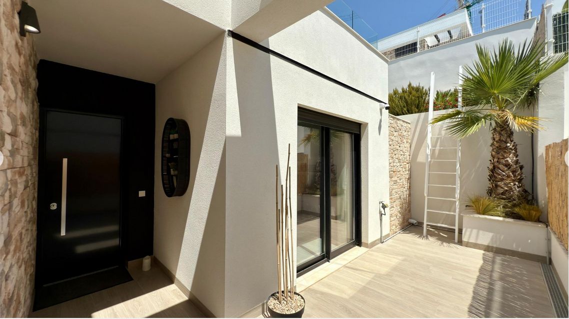 Luxury 3-bedroom villa with panoramic views and swimming pool