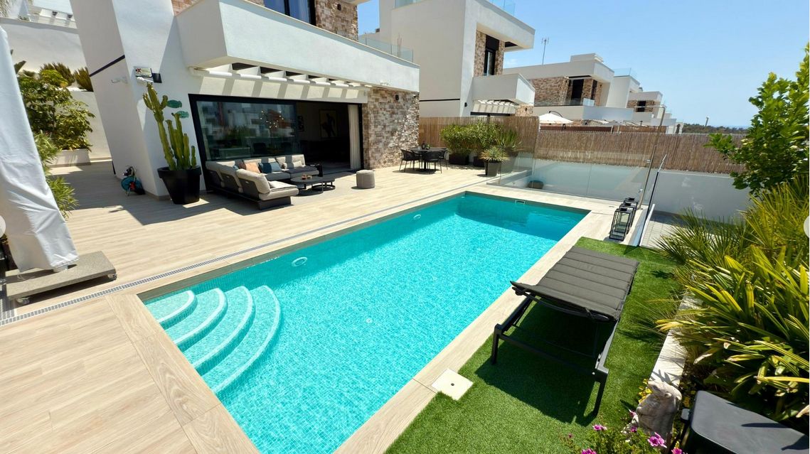 Luxury 3-bedroom villa with panoramic views and swimming pool