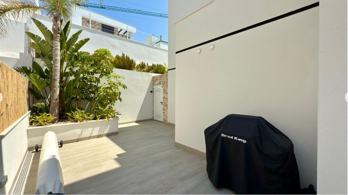 Luxury 3-bedroom villa with panoramic views and swimming pool