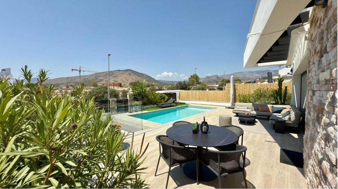Luxury 3-bedroom villa with panoramic views and swimming pool