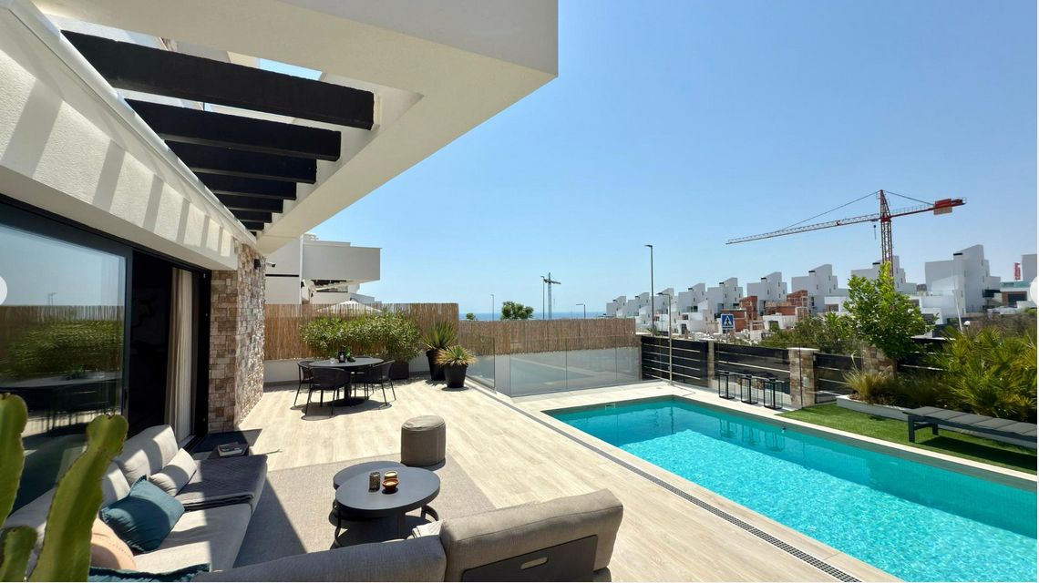 Luxury 3-bedroom villa with panoramic views and swimming pool