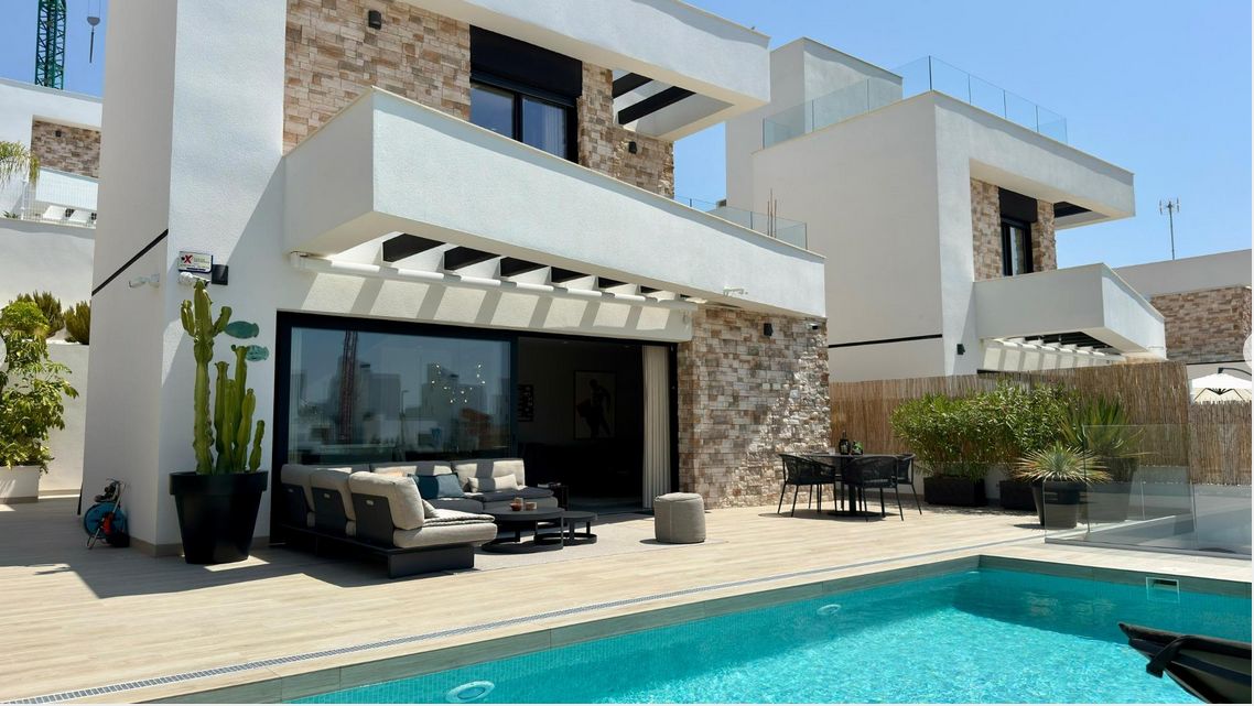 Luxury 3-bedroom villa with panoramic views and swimming pool