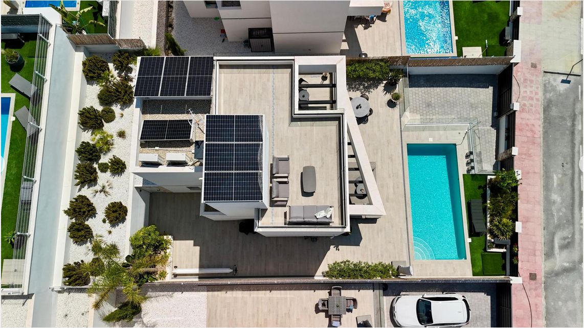 Luxury 3-bedroom villa with panoramic views and swimming pool