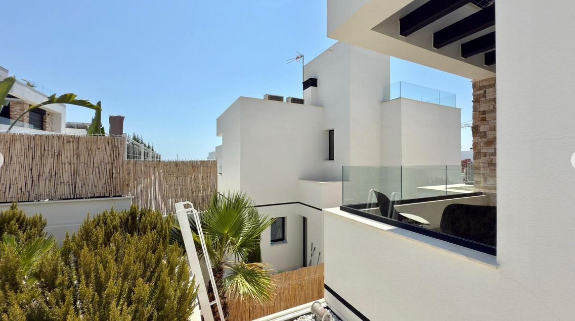 Luxury 3-bedroom villa with panoramic views and swimming pool