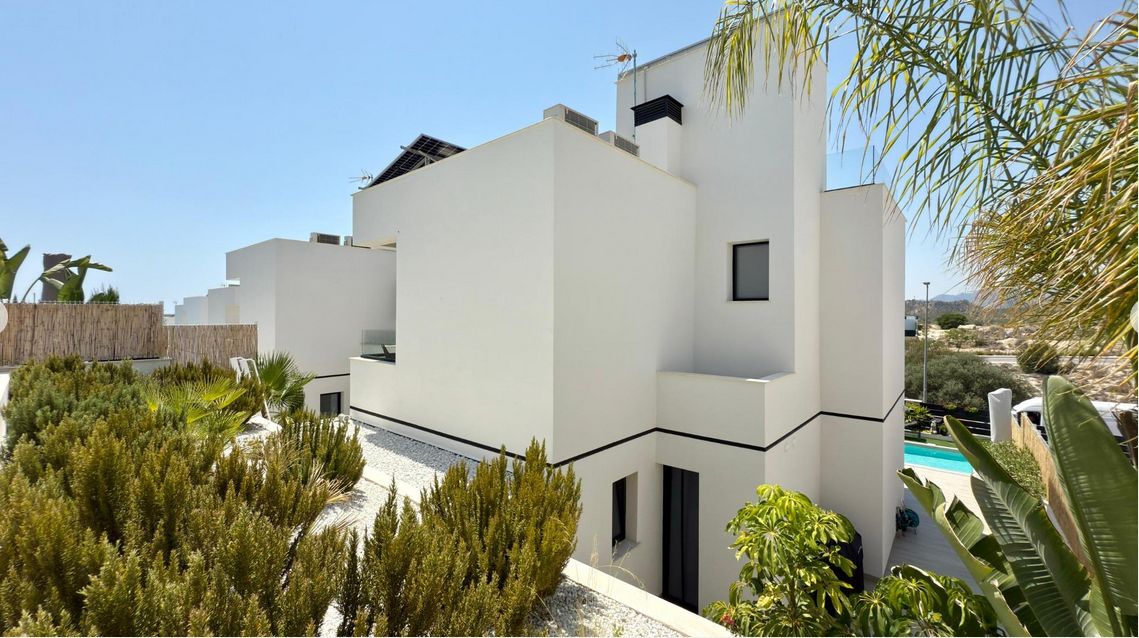 Luxury 3-bedroom villa with panoramic views and swimming pool