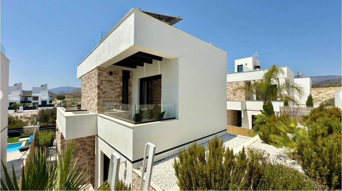 Luxury 3-bedroom villa with panoramic views and swimming pool