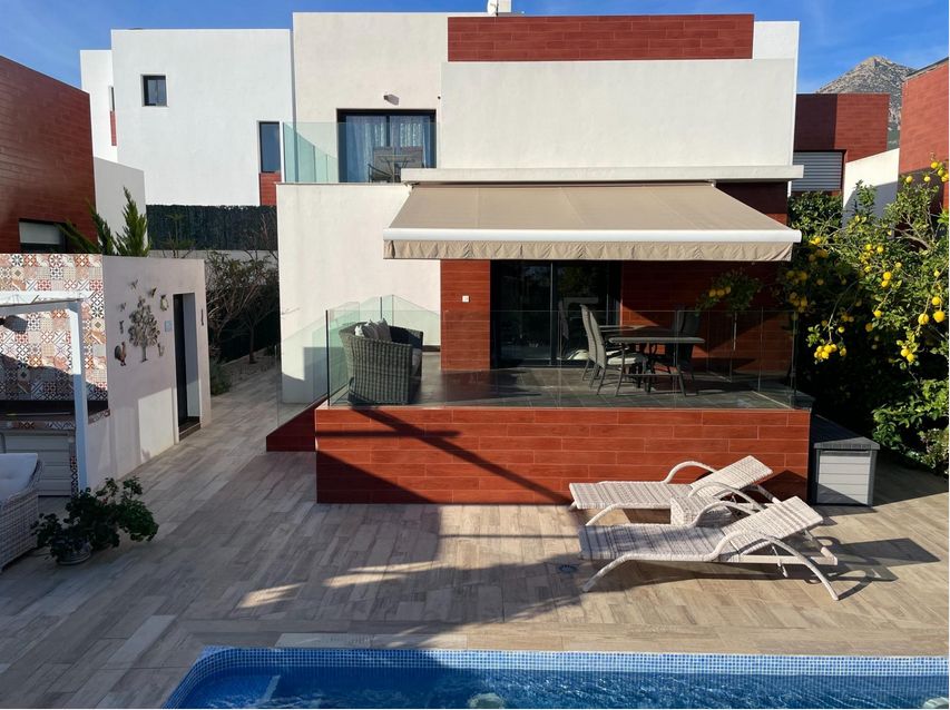 Modern villa for sale at the foot of Mount Ponoig in Polop, with private pool