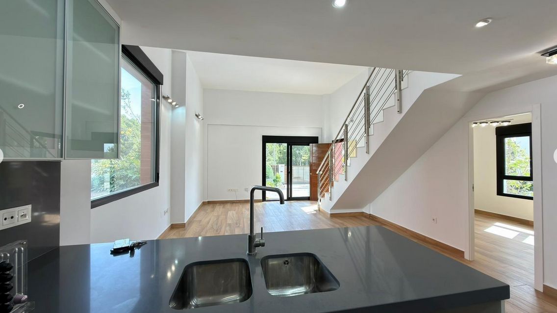 Villa moderne à vendre au pied du mont Ponoig à Polop, avec piscine privée