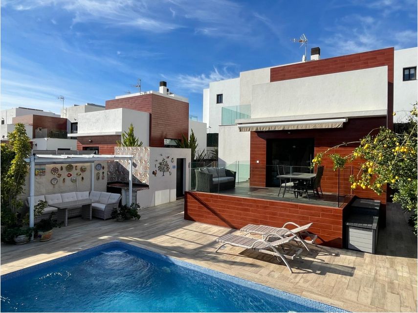 Villa moderne à vendre au pied du mont Ponoig à Polop, avec piscine privée