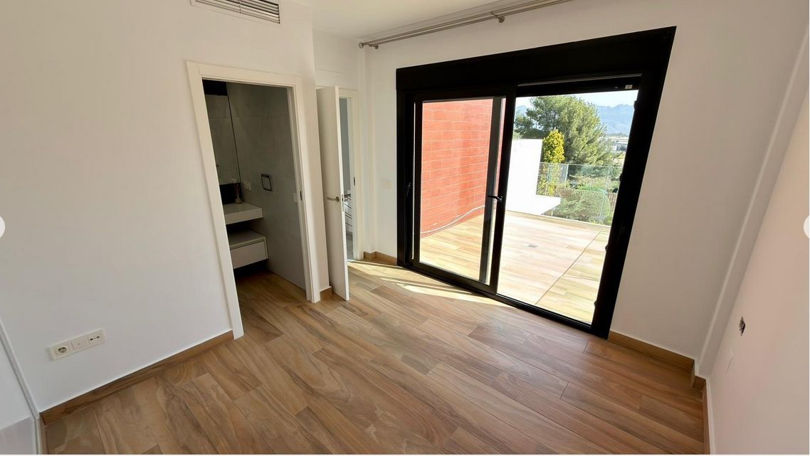 Villa moderne à vendre au pied du mont Ponoig à Polop, avec piscine privée