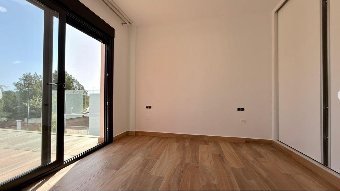 Villa moderne à vendre au pied du mont Ponoig à Polop, avec piscine privée