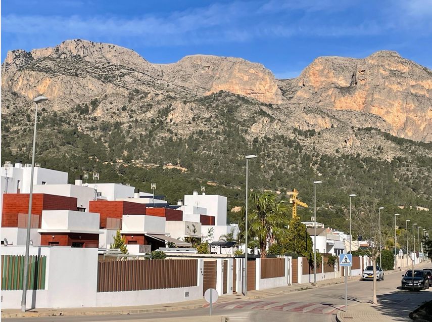Villa moderne à vendre au pied du mont Ponoig à Polop, avec piscine privée