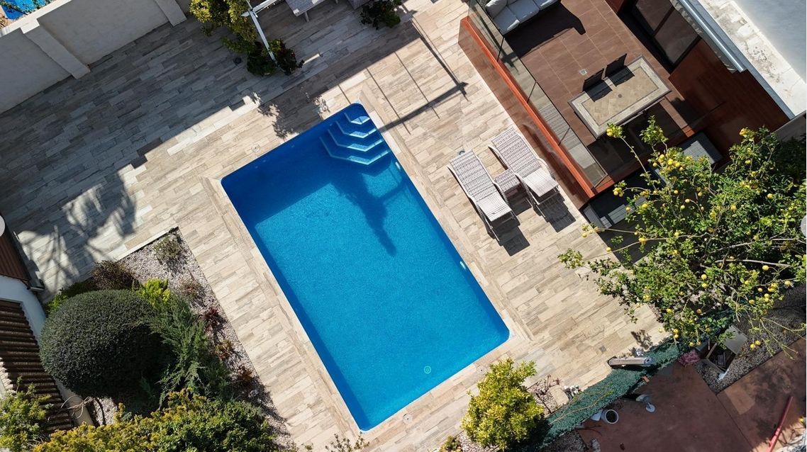 Villa moderne à vendre au pied du mont Ponoig à Polop, avec piscine privée