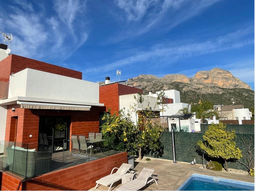 Villa moderne à vendre au pied du mont Ponoig à Polop, avec piscine privée