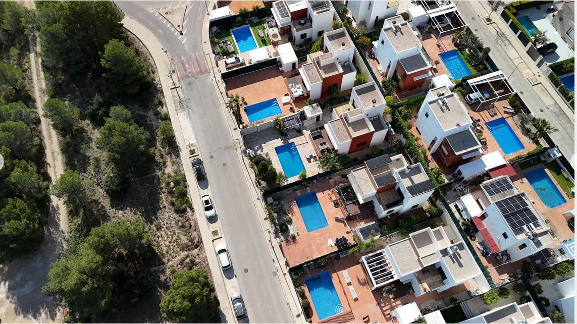 Villa moderne à vendre au pied du mont Ponoig à Polop, avec piscine privée