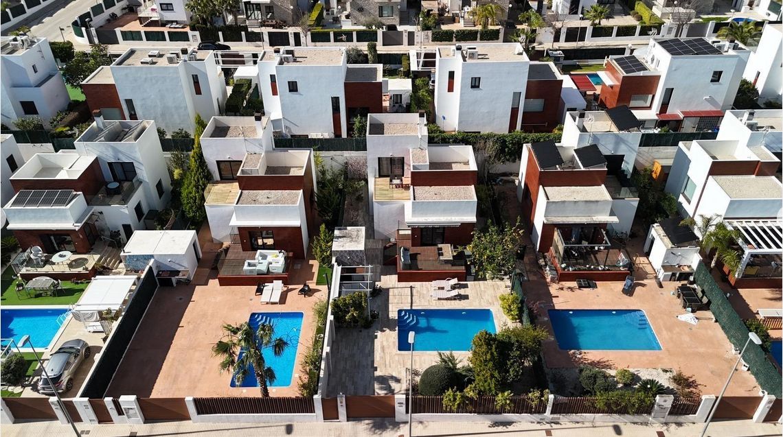 Villa moderne à vendre au pied du mont Ponoig à Polop, avec piscine privée
