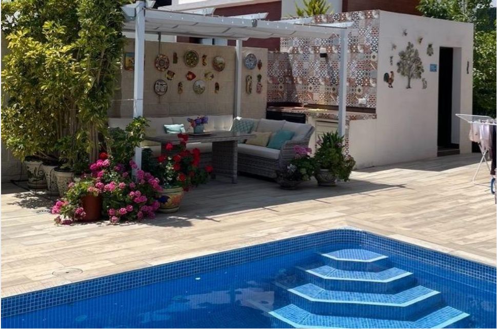Villa moderne à vendre au pied du mont Ponoig à Polop, avec piscine privée