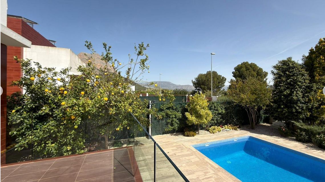 Villa moderne à vendre au pied du mont Ponoig à Polop, avec piscine privée
