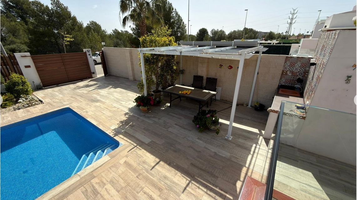 Villa moderne à vendre au pied du mont Ponoig à Polop, avec piscine privée