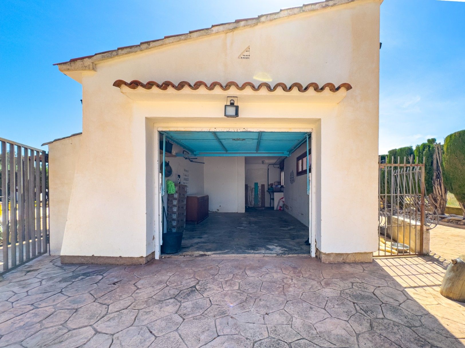 Estate with Mediterranean-style villa, large plot, and open views in Alfa del Pi