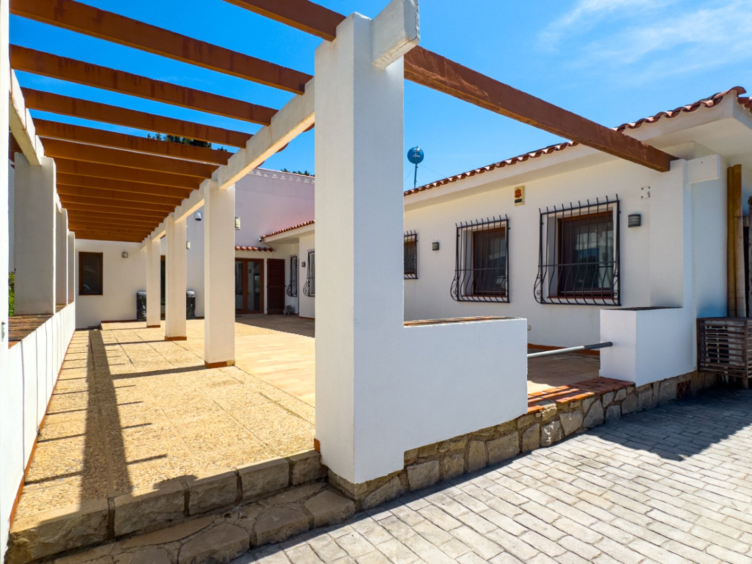 Estate with Mediterranean-style villa, large plot, and open views in Alfa del Pi
