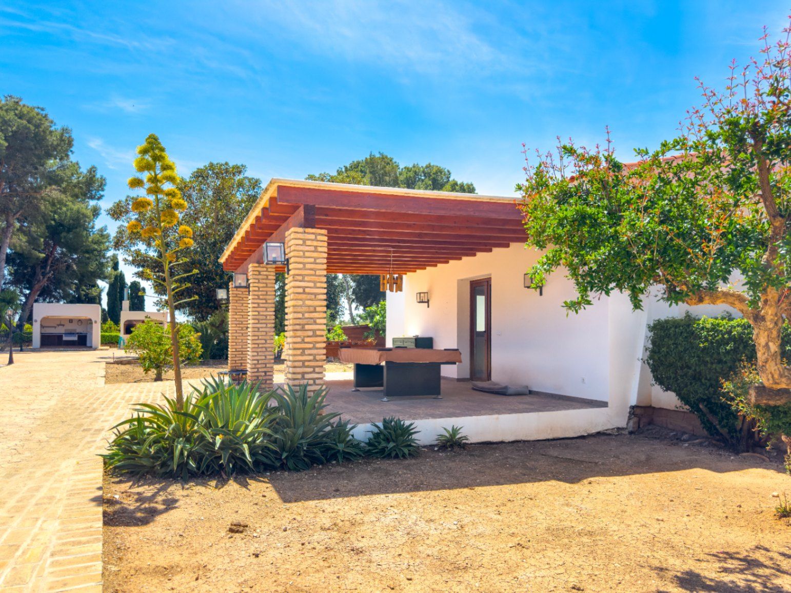Estate with Mediterranean-style villa, large plot, and open views in Alfa del Pi