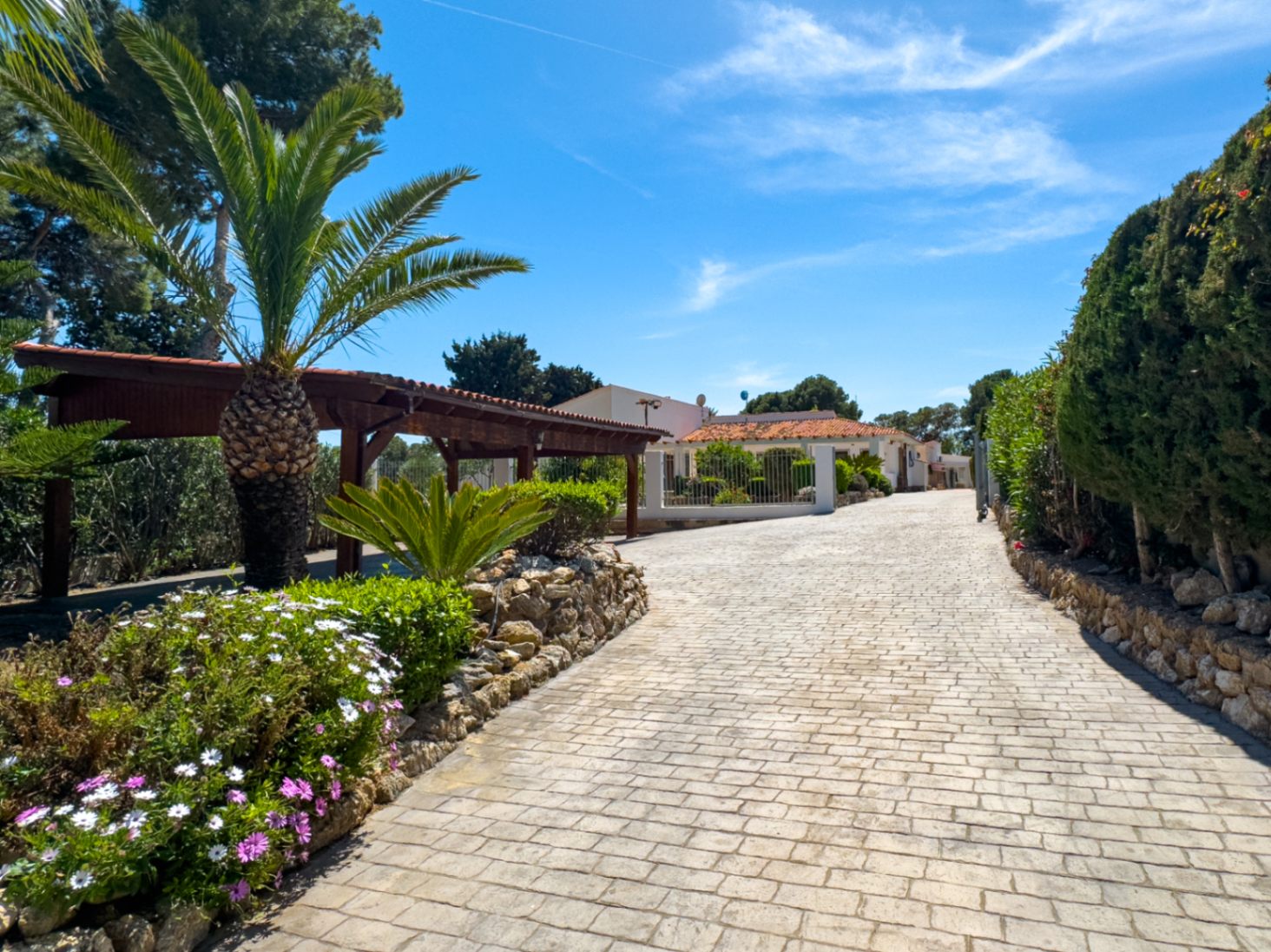 Estate with Mediterranean-style villa, large plot, and open views in Alfa del Pi