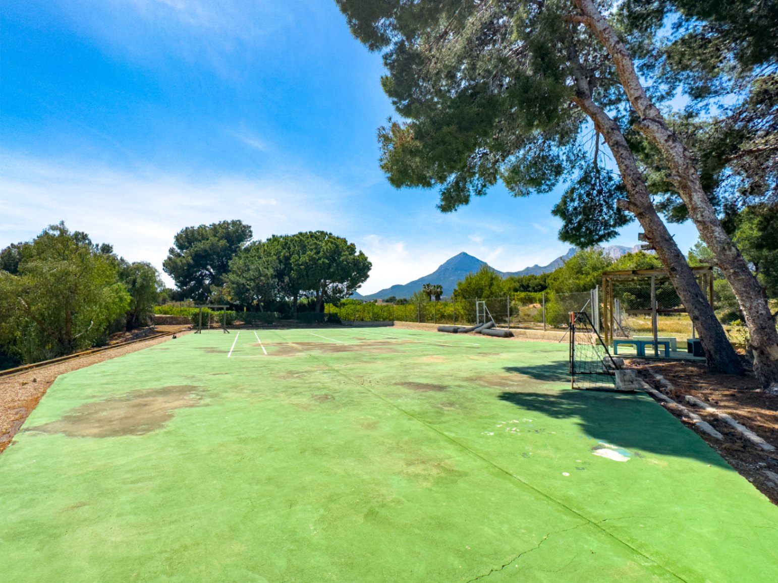 Estate with Mediterranean-style villa, large plot, and open views in Alfa del Pi