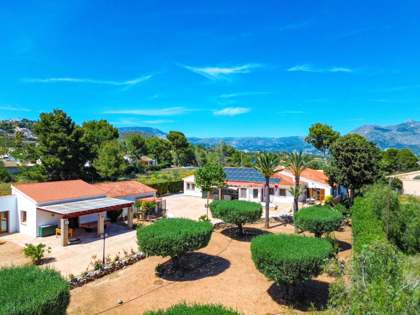 Estate with Mediterranean-style villa, large plot, and open views in Alfa del Pi